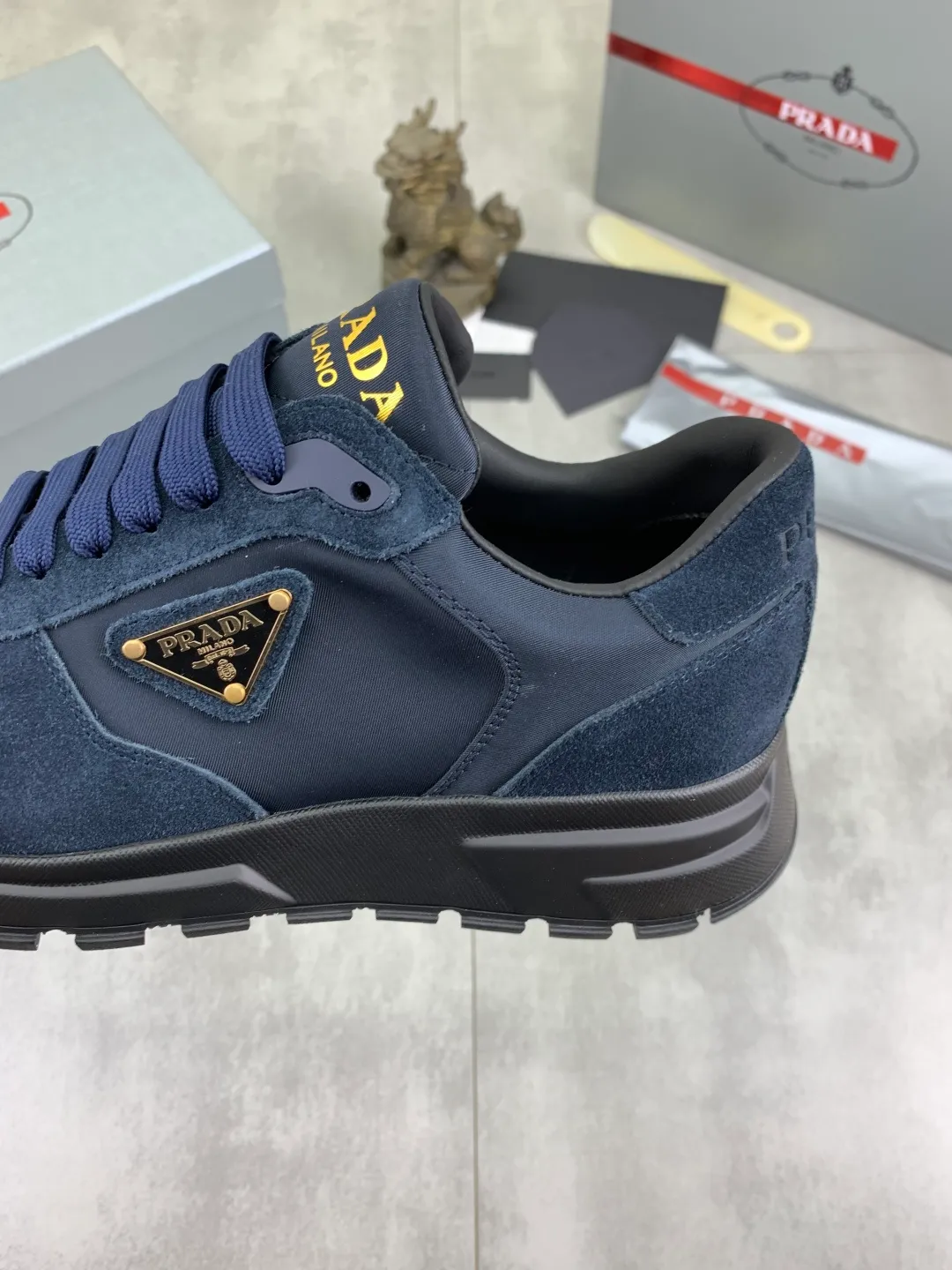 Men's shoes 💰P520 new (higher version) new PRADA (Prada) classic models are on the market at the same time, new men's shoes, 😘fabrics are selected from original imported calfskin. First layer of imported cowhide lining. The original version is awesome! 👍🏿Original open-molded non-slip PU outsole, with exquisite lines, simple and elegant, super comfortable and classy on foot, suitable for leisure travel. Code number: 38-45 (46 customized) 2️⃣ colors available